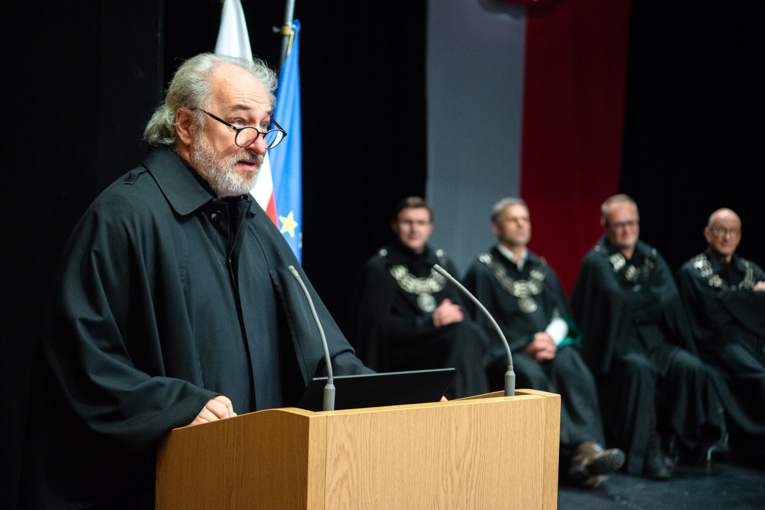 mężczyzna przy mównicy