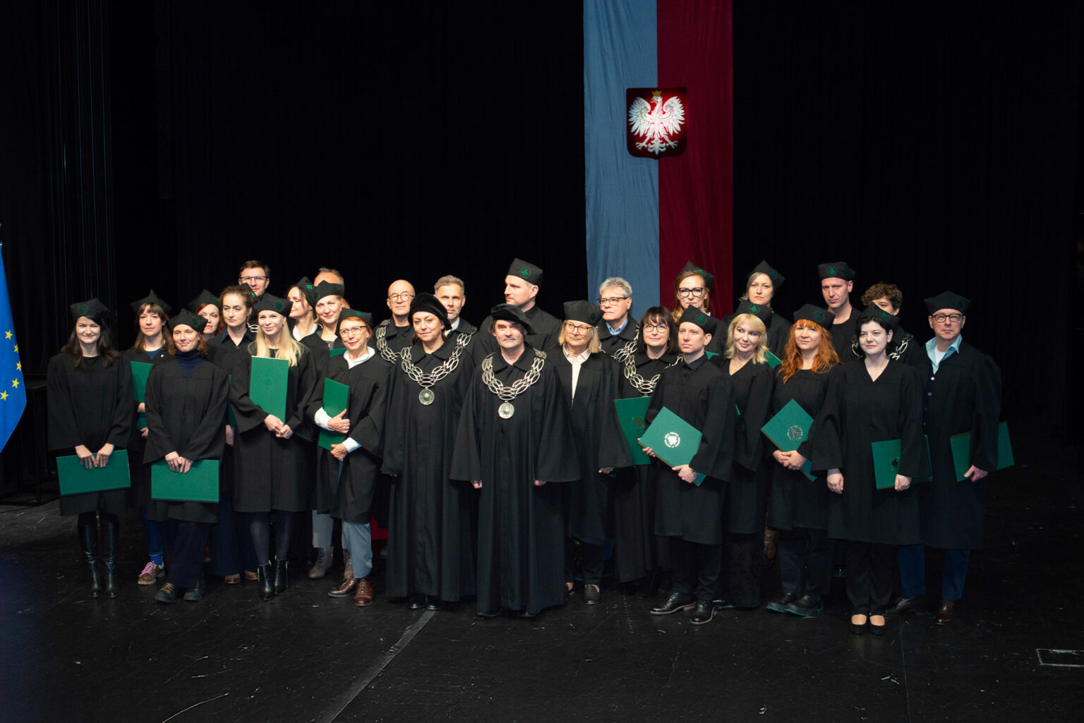 duża grupa osób w strojach reprezentacyjnym ASP w Warszawie