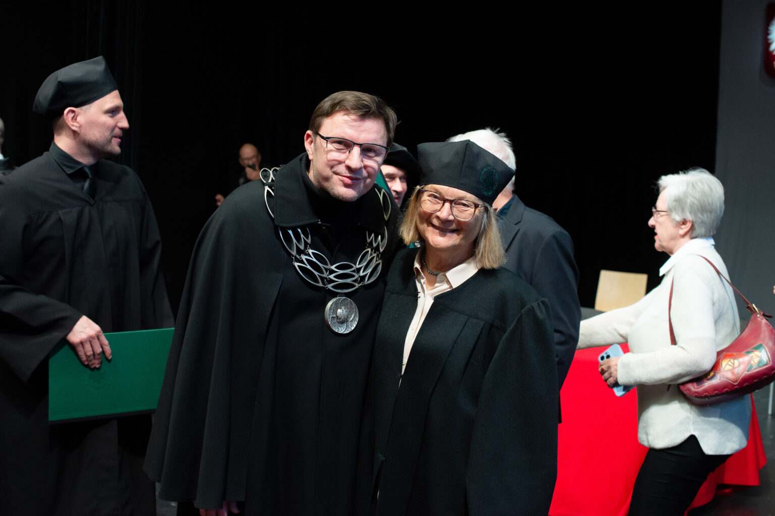 mężczyzna i kobieta w strojach reprezentacyjnym ASP w Warszawie