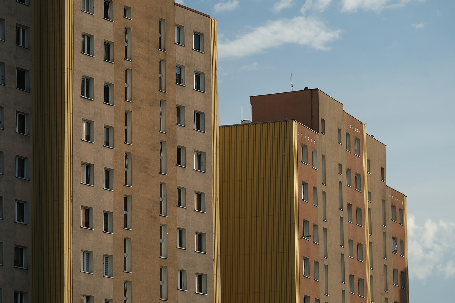 kolorowa fotografia żółtych 2 bloków mieszkaniowych