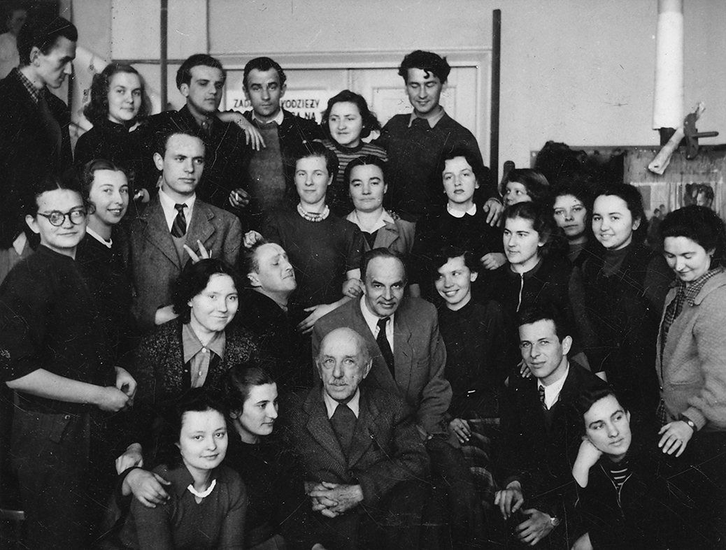 czarno-białe zdjęcie grupy ludzi