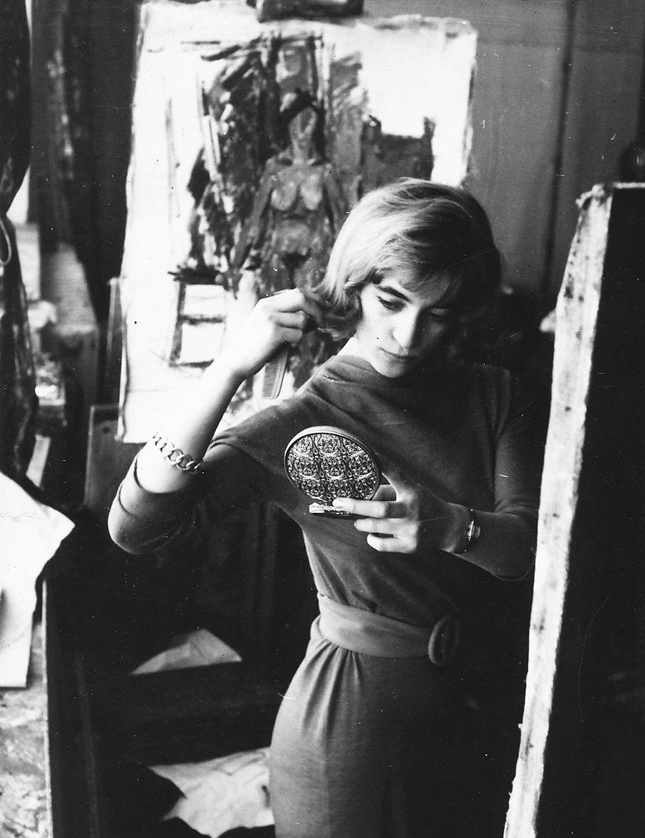 czarno-białe zdjęcie kobiety w pracowni