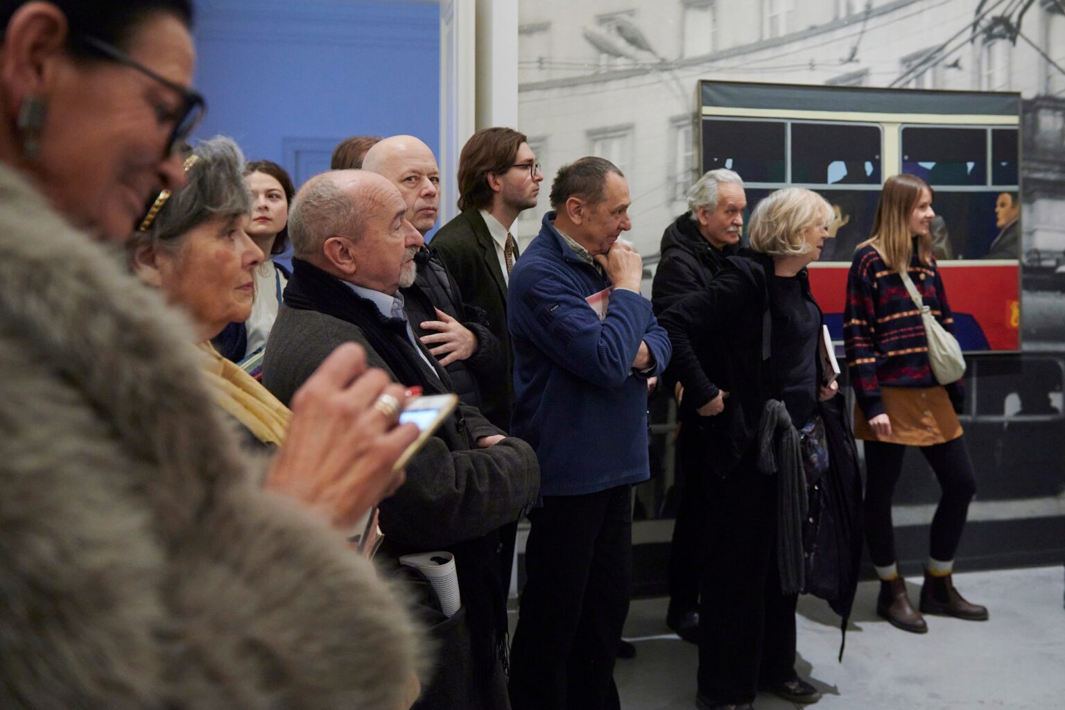 duża grupa osób w przestrzeni galerii