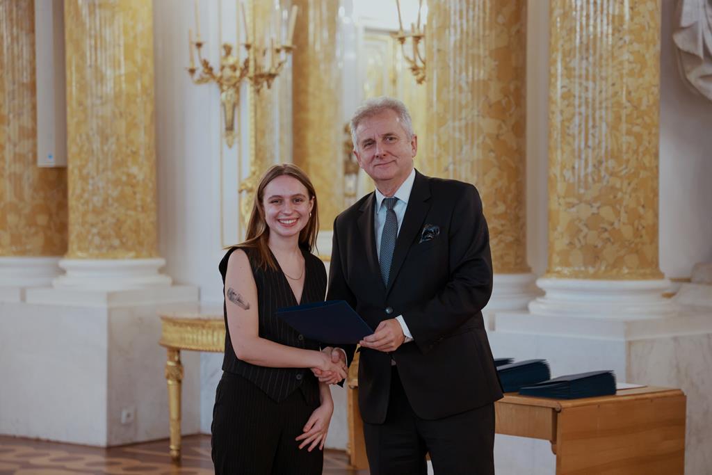 kobieta i mężczyzna w w bogato zdobionym wnętrzu