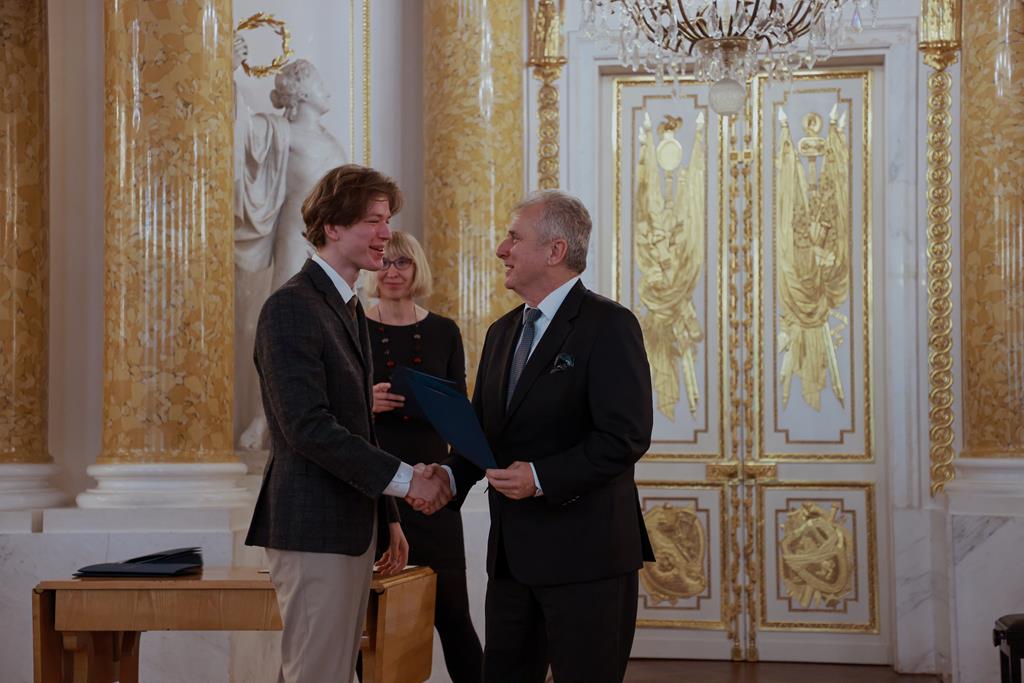 dwaj mężczyźni elegancko ubrani w bogato zdobionym wnętrzu