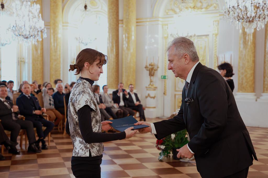 dwie osoby w bogato zdobionym wnętrzu