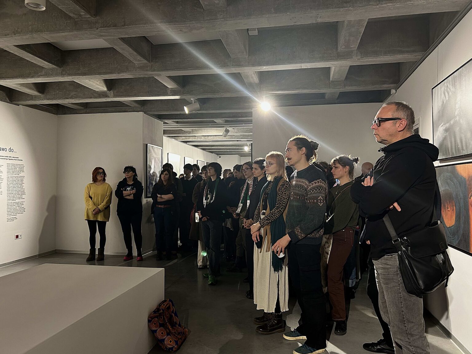 duża grupa osób w przestrzeni wystawy