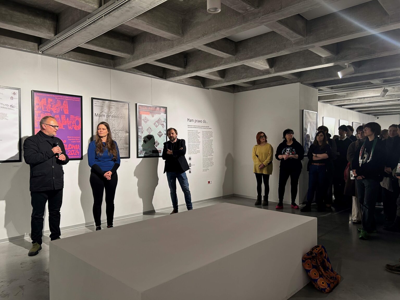 osoby w przestrzeni wystawy