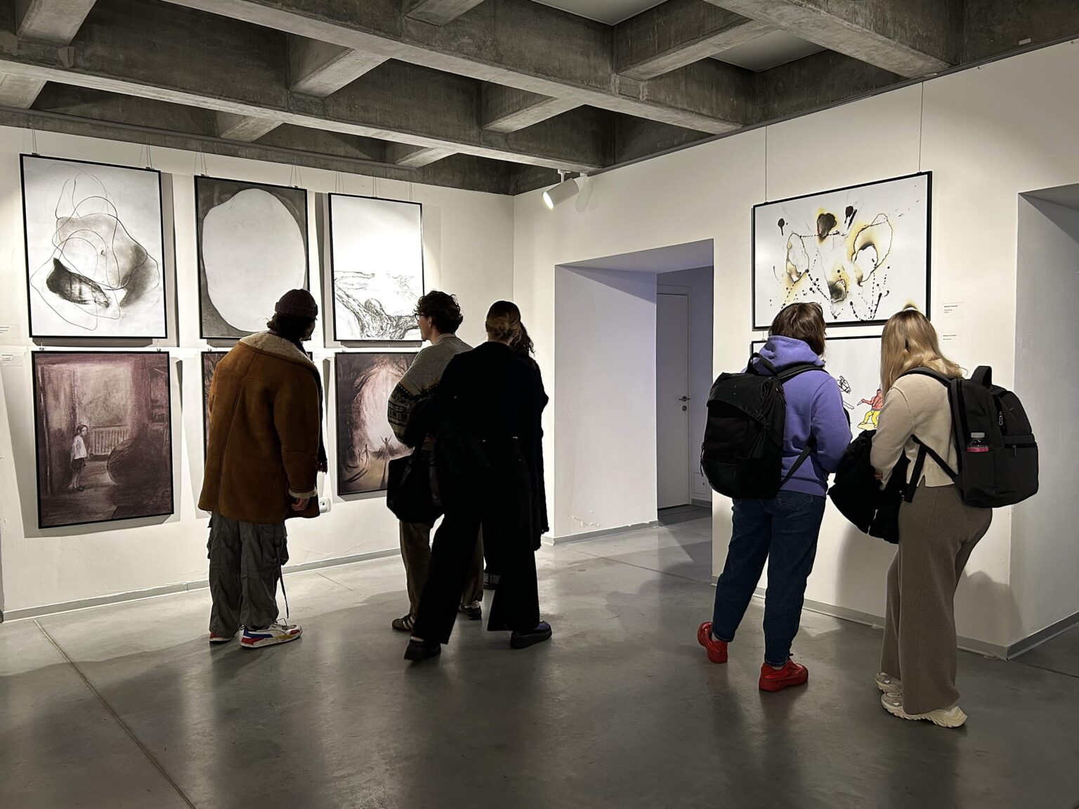 osoby w przestrzeni wystawy