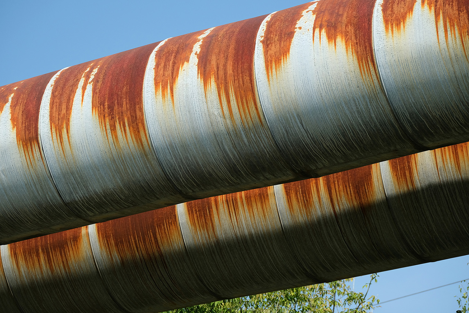 kolorowa fotografia zardzewiałych rur na tle nieba