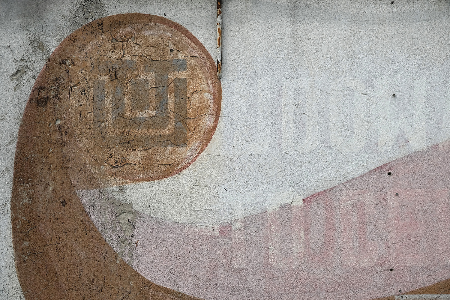 kolorowa fotografia fragmentu starego muralu na ścianie budynku