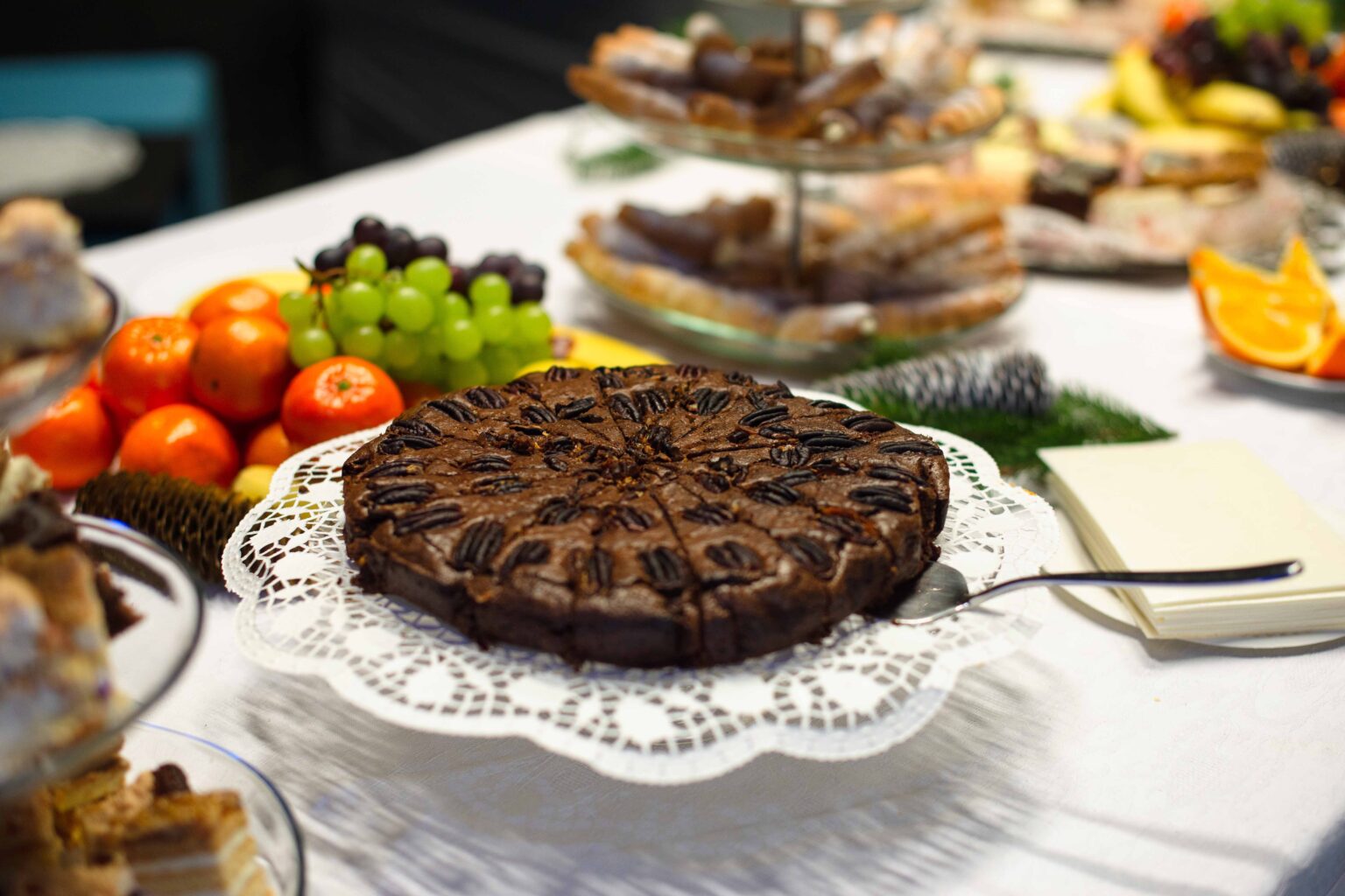 zdjęcie czekoladowego ciasta na świątecznym stole