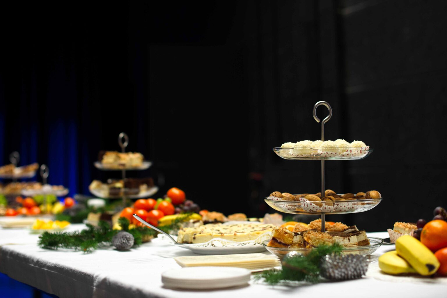 zdjęcie ciast na stole z białym obrusem