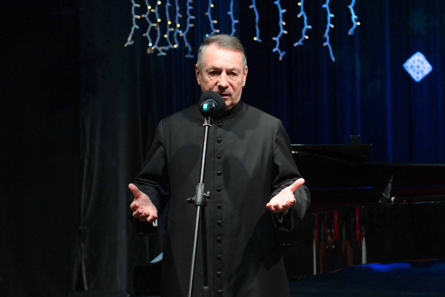 Ksiądz przy mikrofonie