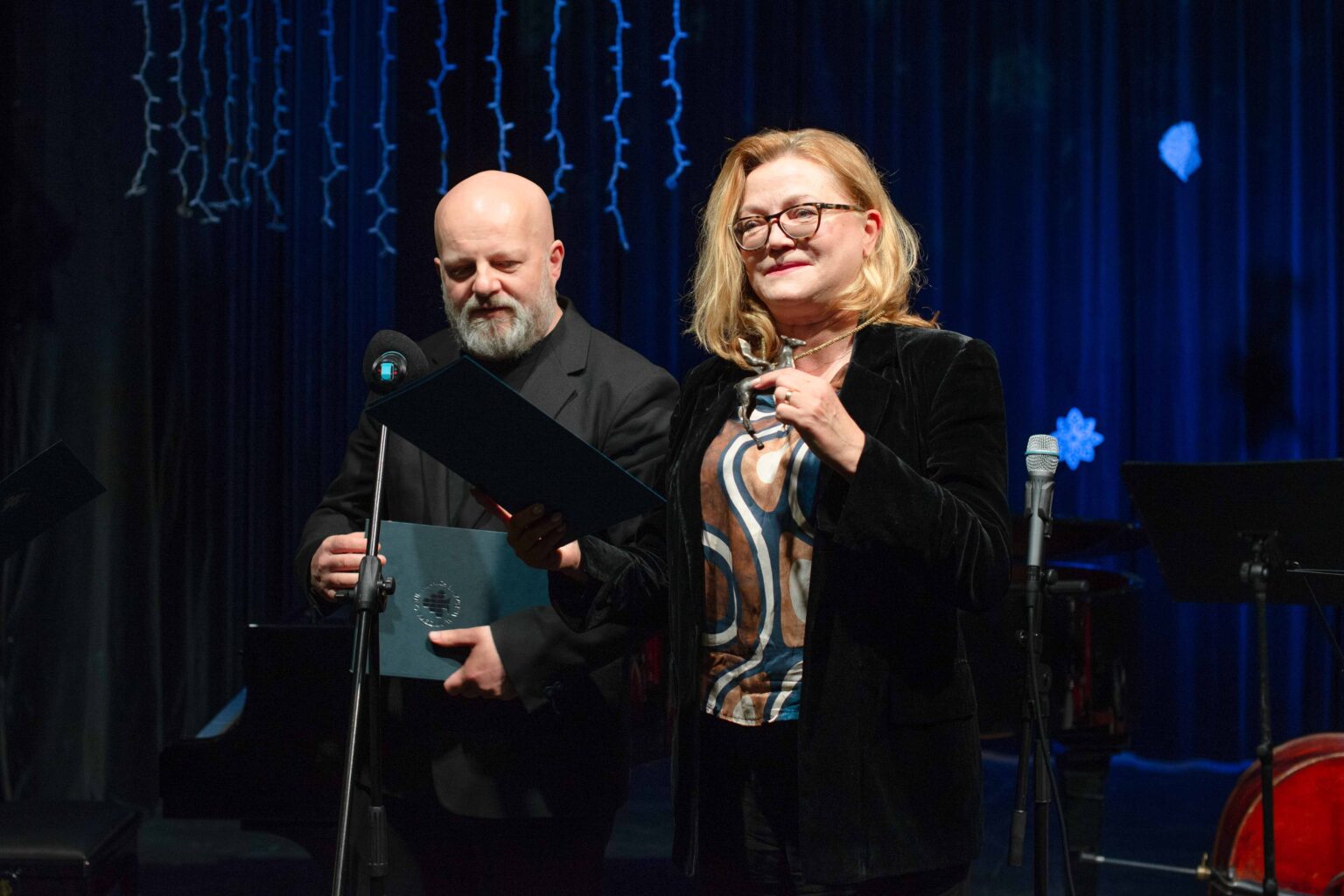 kobieta i mężczyzna na scenie