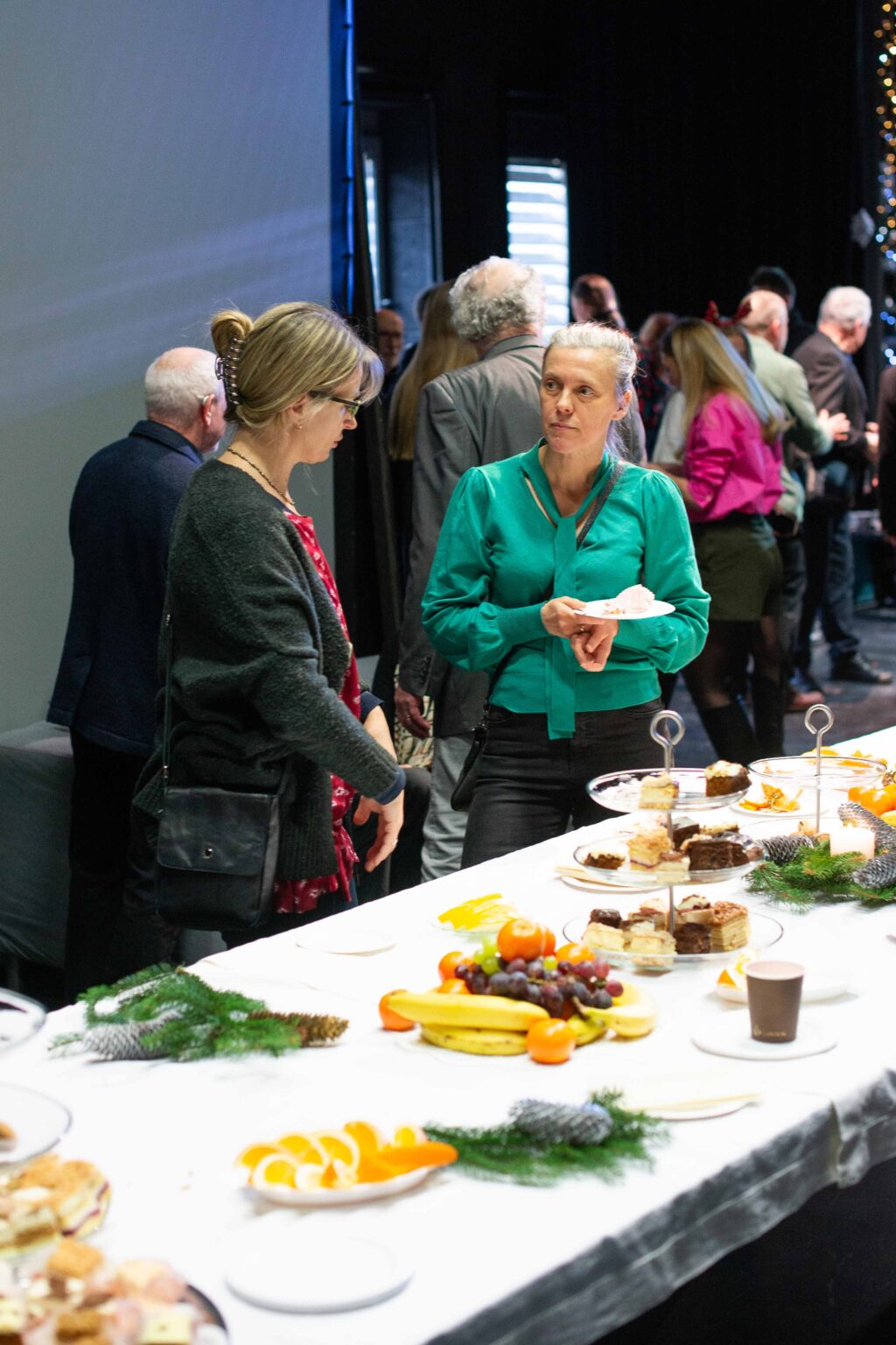 stół wigilijny, ludzie w tle