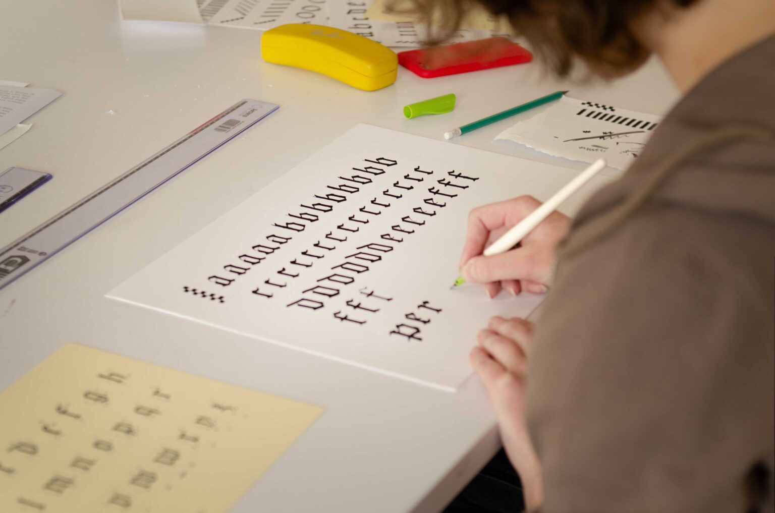 zbliżenie na dłonie kaligrafujące