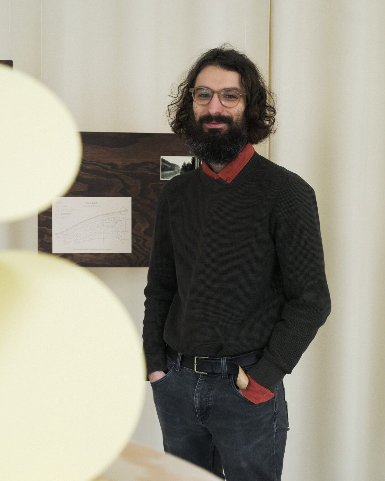 Długowłosy mężczyzna z brodą w przestrzeni galerii