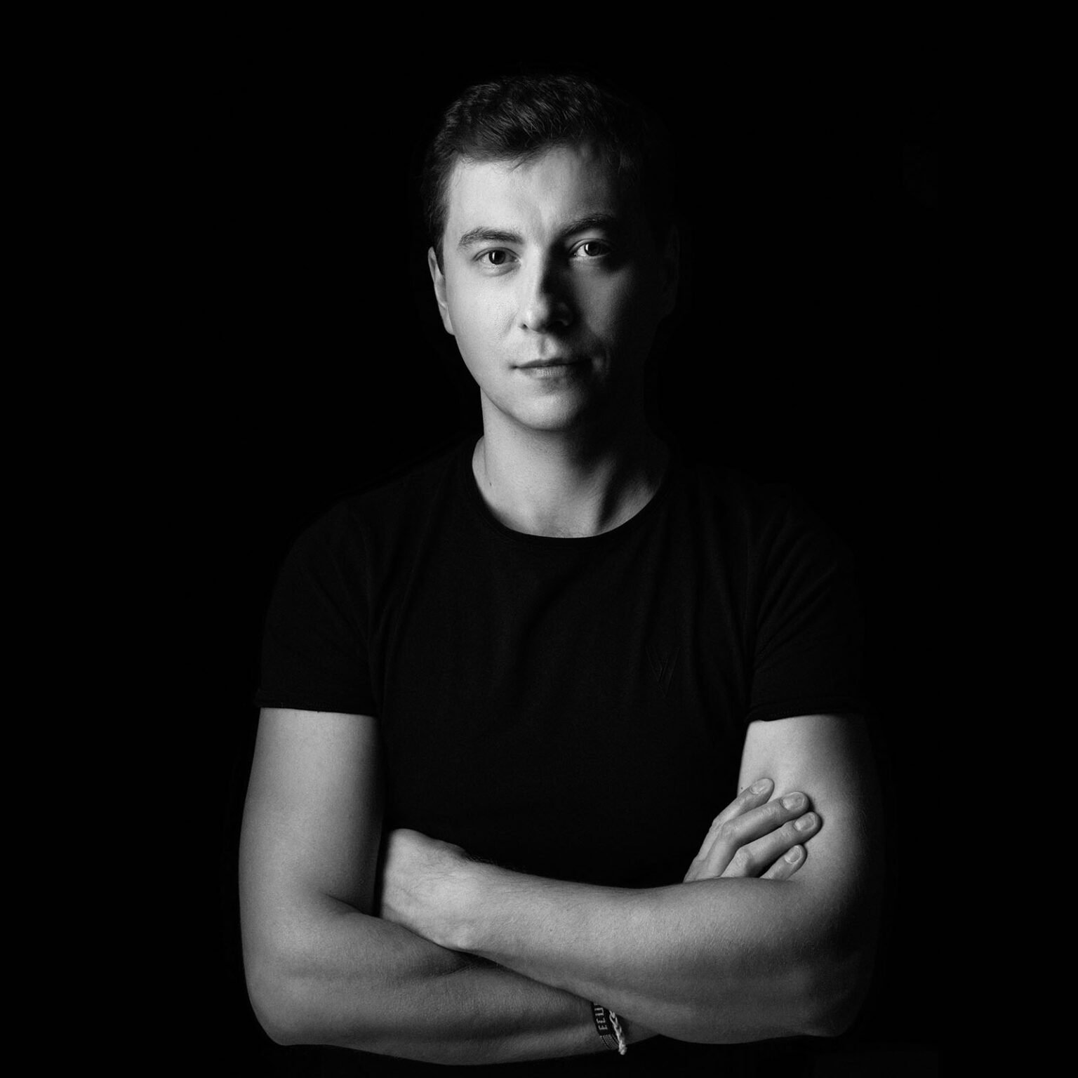 Czarno-biała fotografia mężczyzny