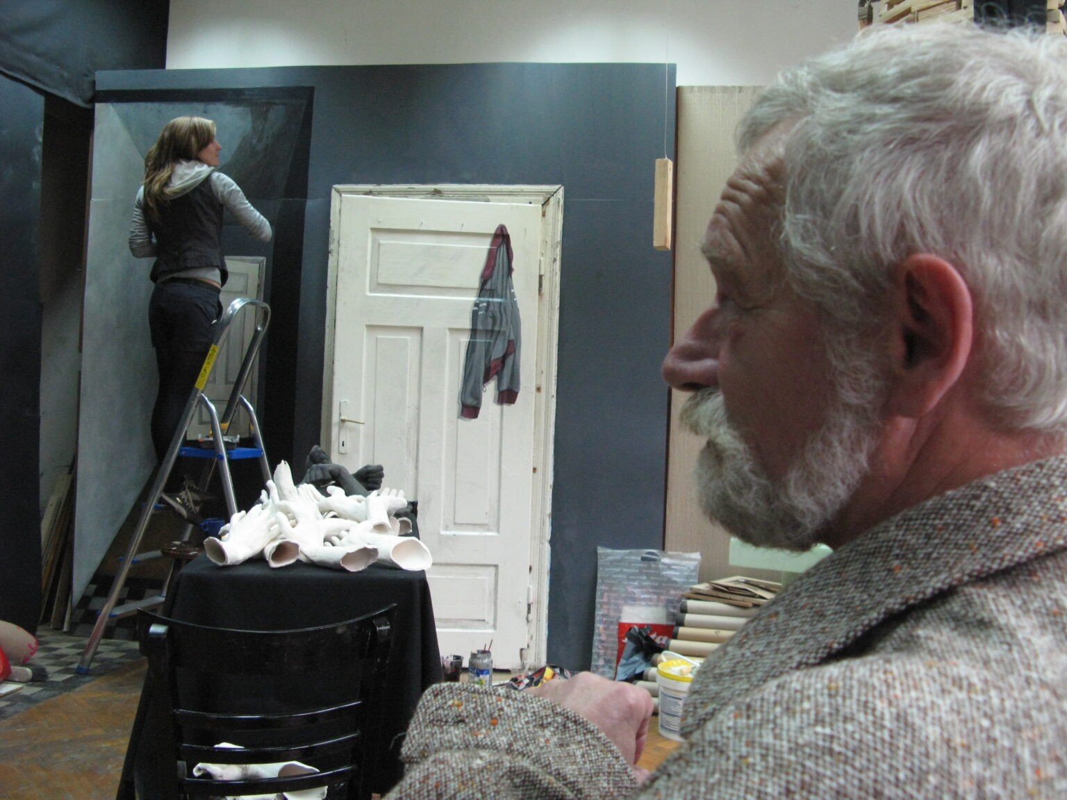 Siwy mężczyzna z brodą (profil twarzy) w pracowni