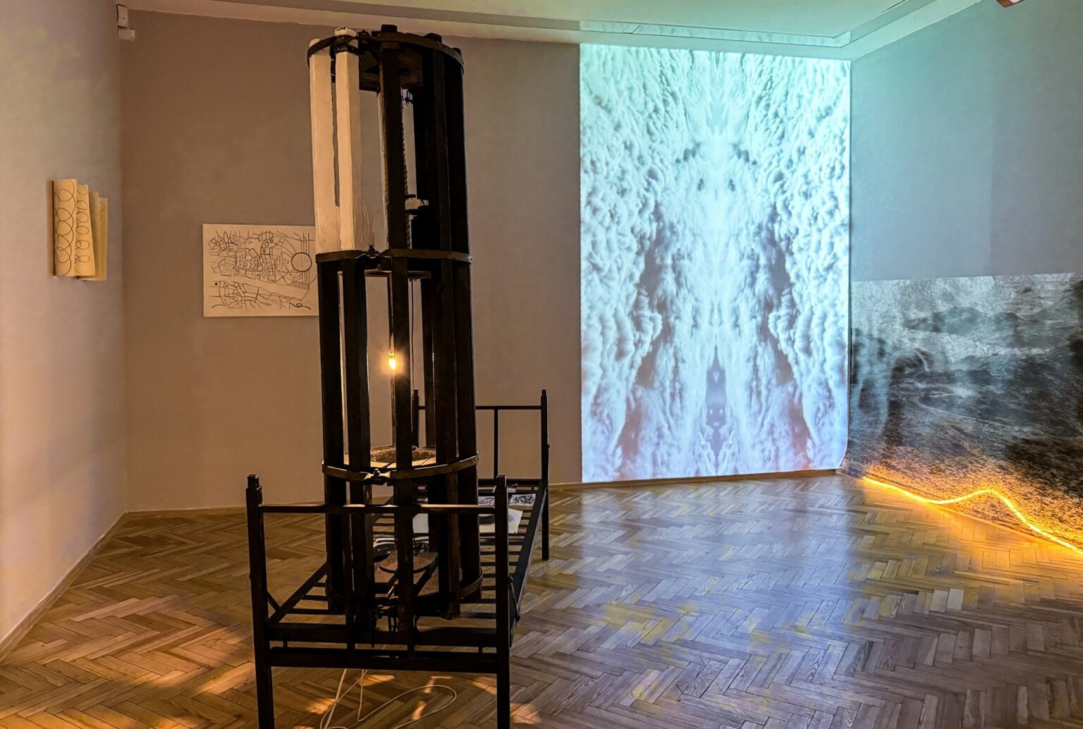 Widok wystawy z obiektami przestrzennymi