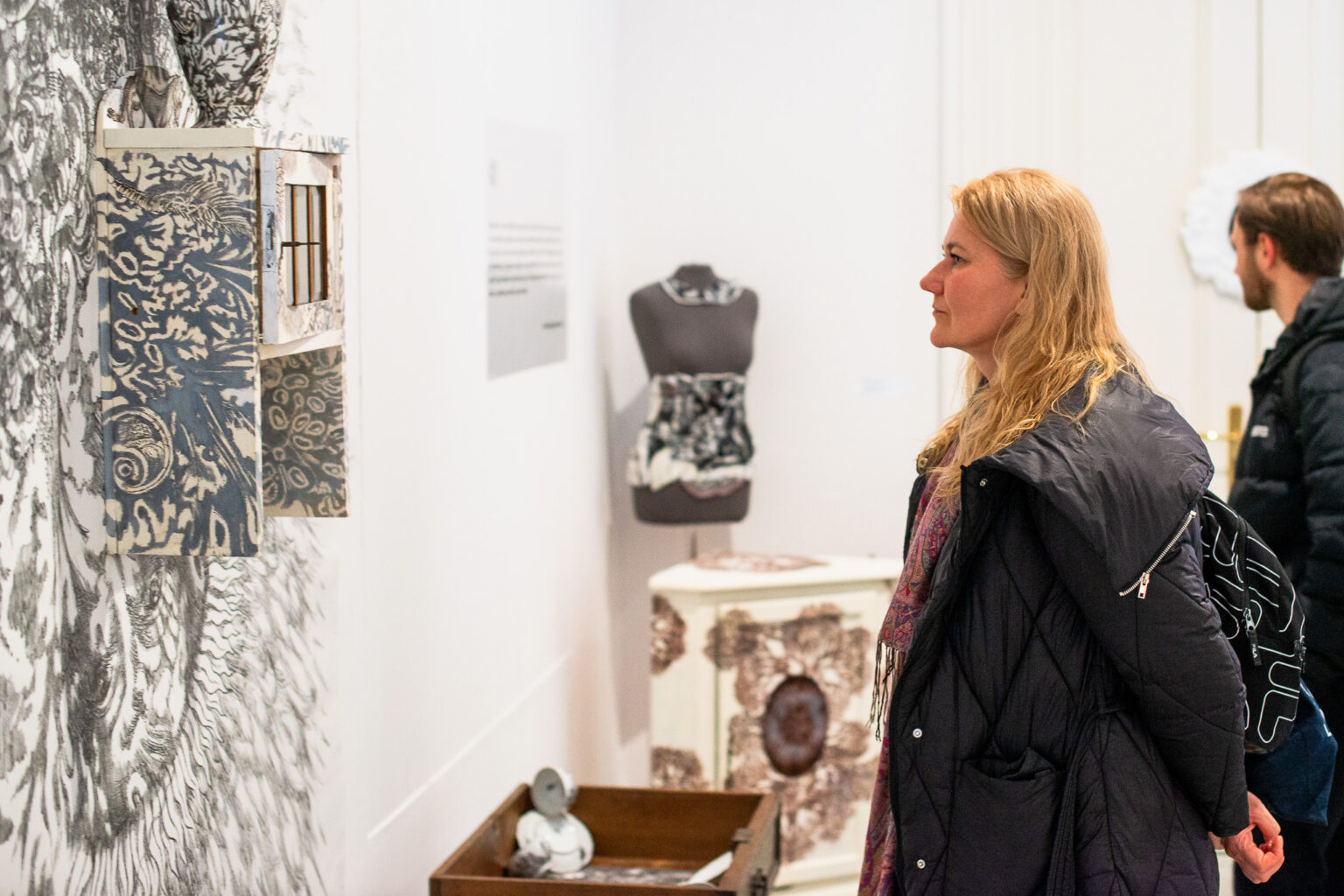 kobieta ogląda eksponaty na wystawie