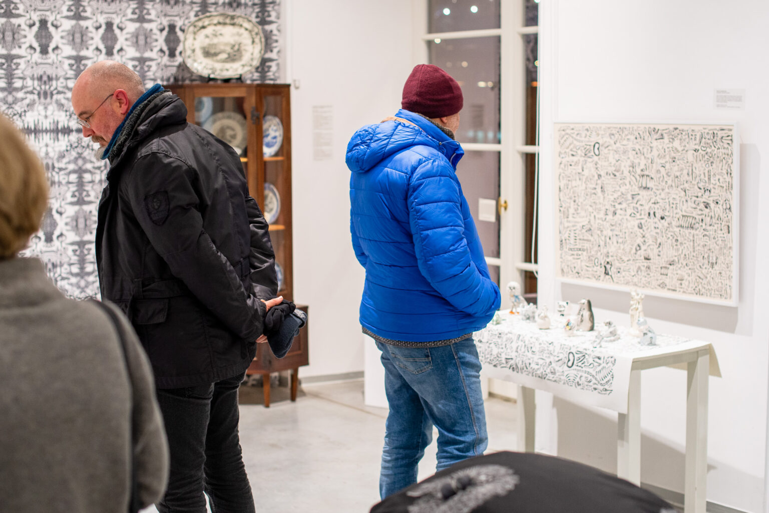 zwiedzający na wystawie