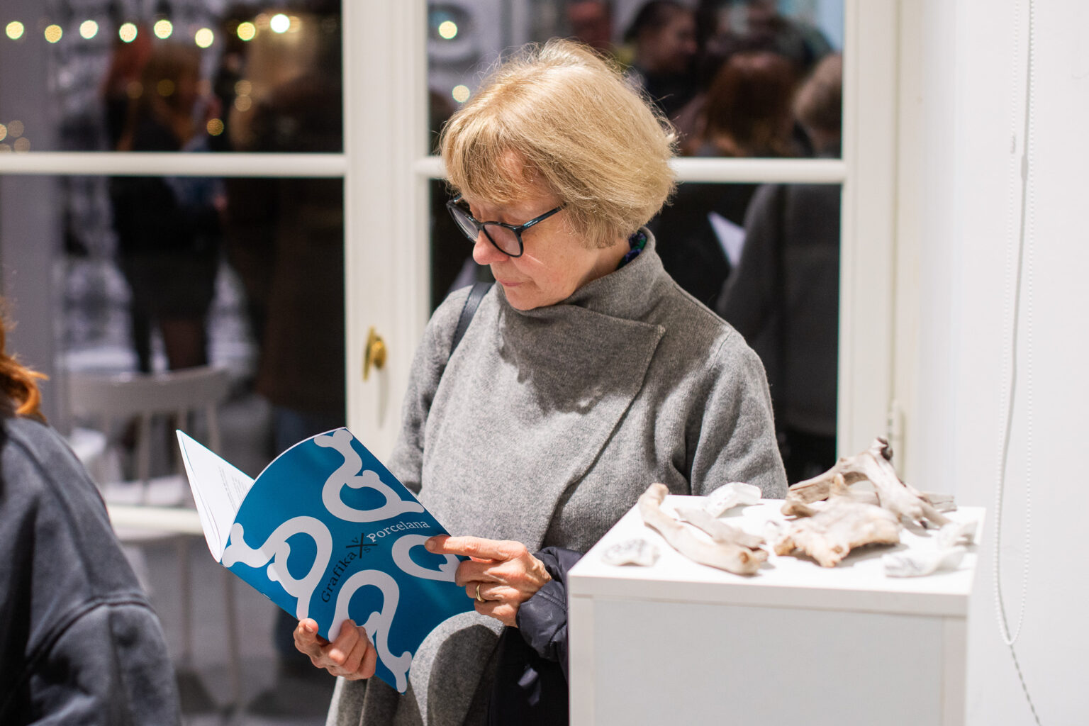 kobieta czyta folder o ekspozycji