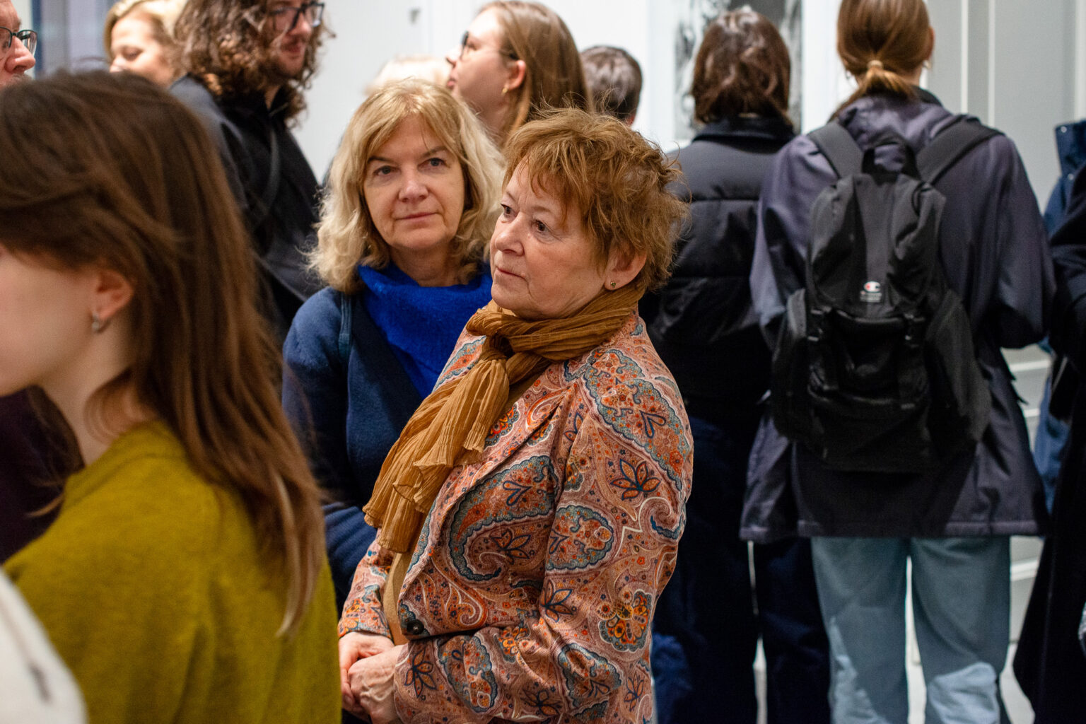 duża grupa zwiedzających