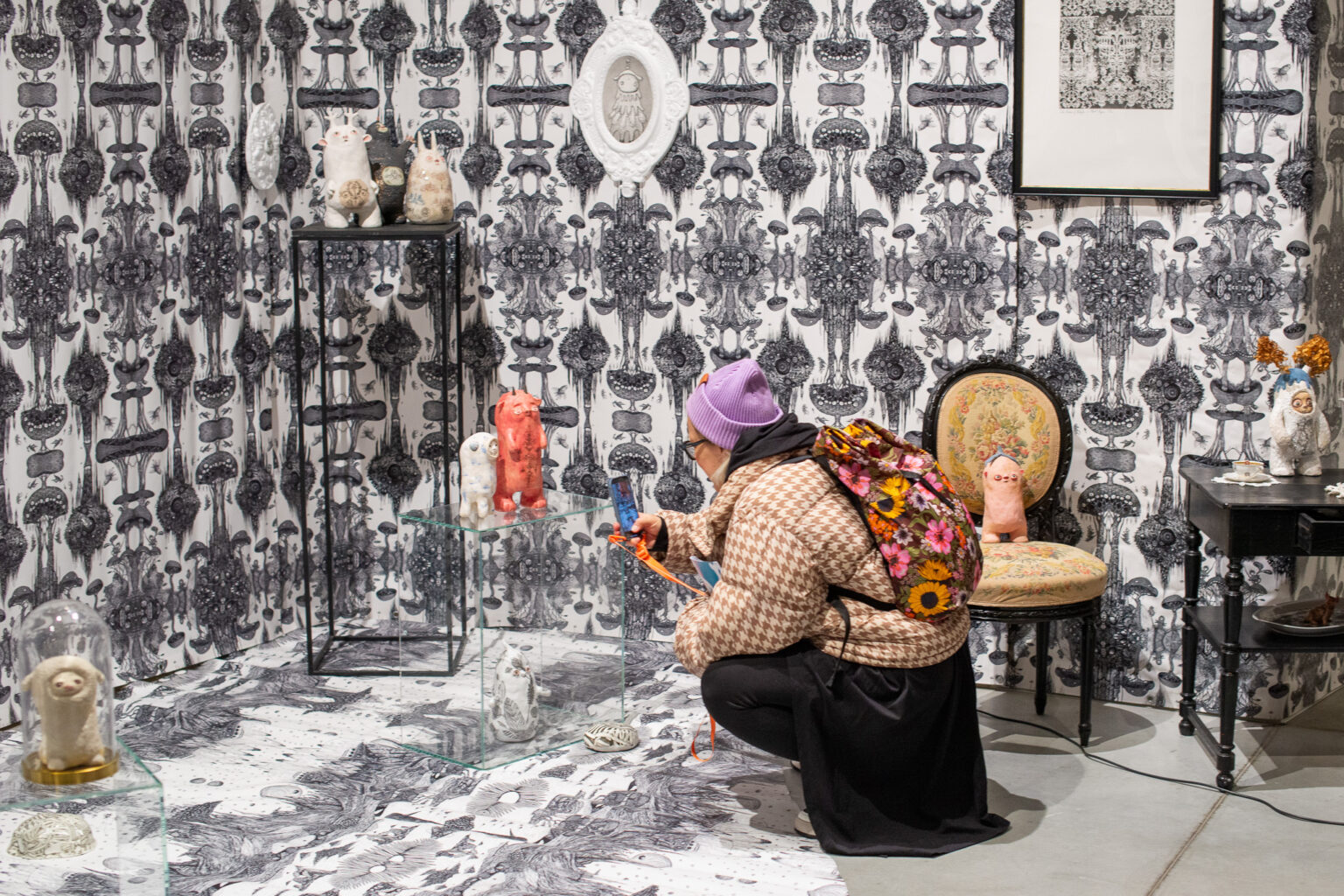 kucająca osoba w przestrzeni wystawy