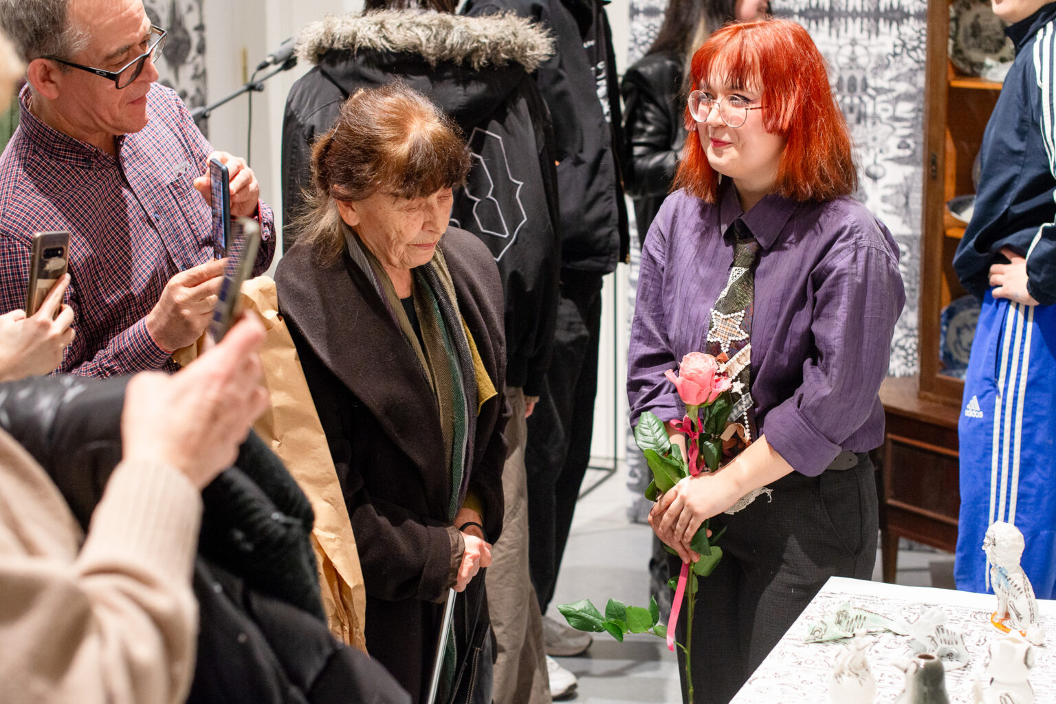 kilka osób zwiedzających w przestrzeni galerii