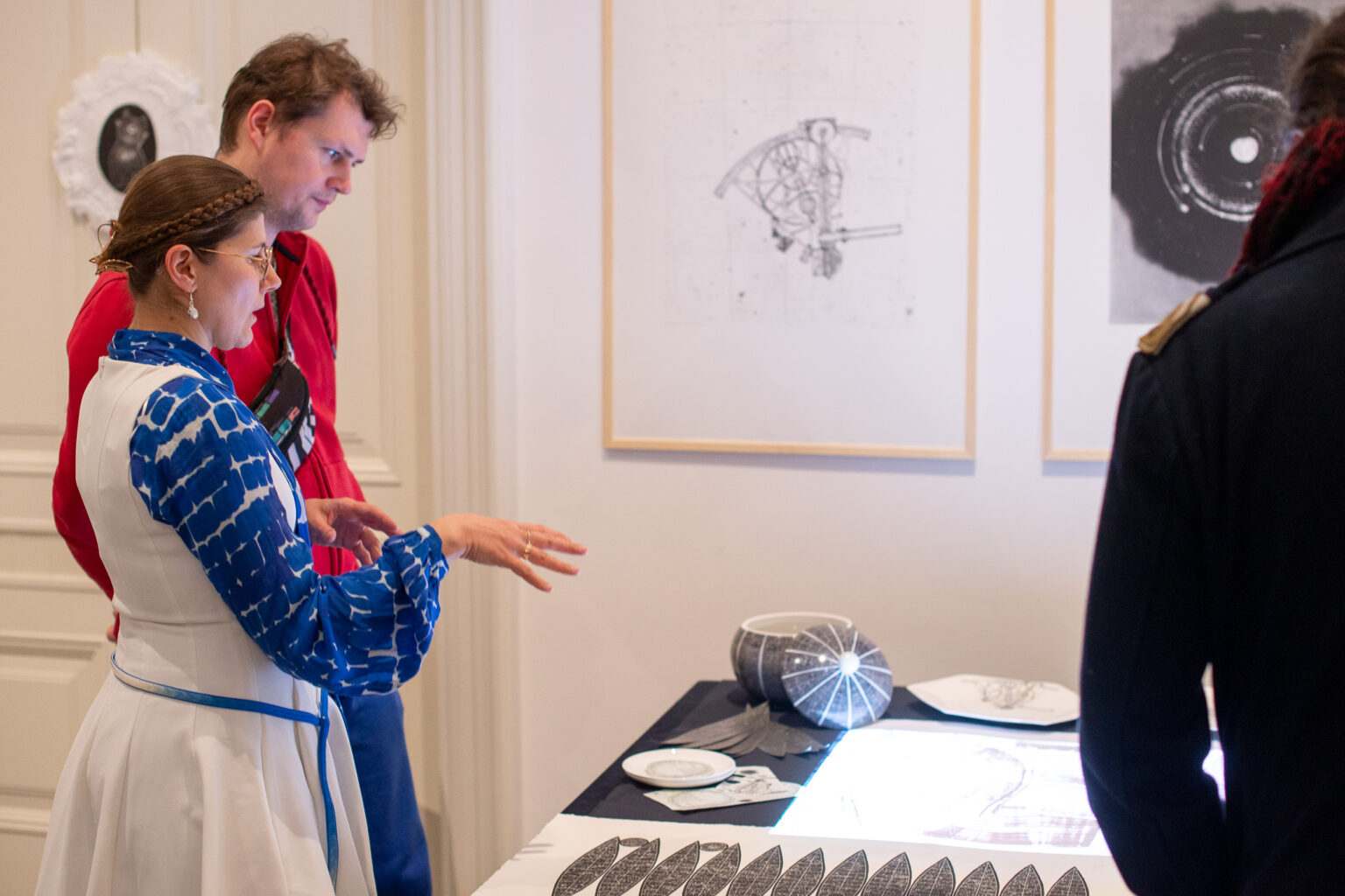 dwie osoby oglądają ekspozycję