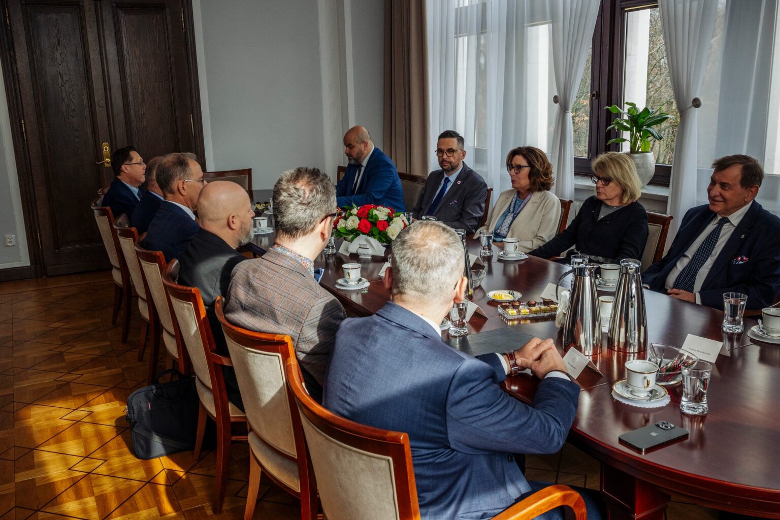 kilkanaście osób siedzi przy stole