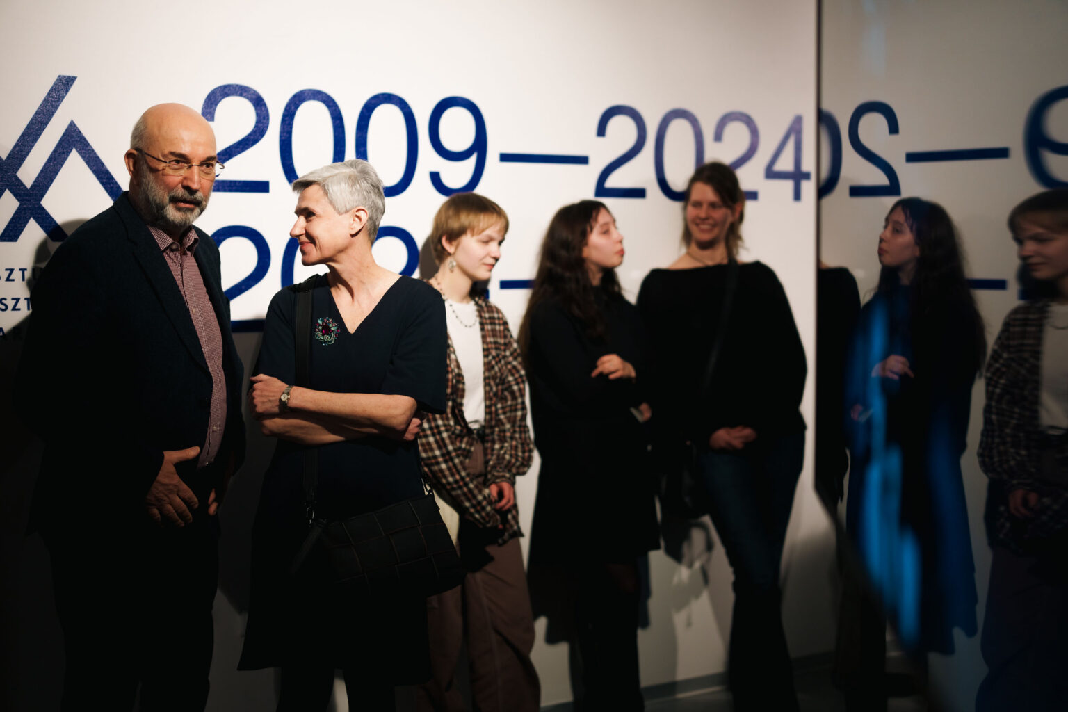 duża grupa ludzi w tle wystawa