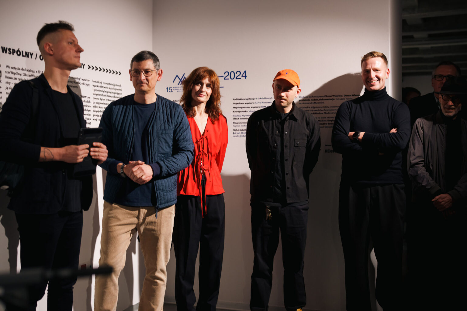 grupa ludzi, wystawa w tle