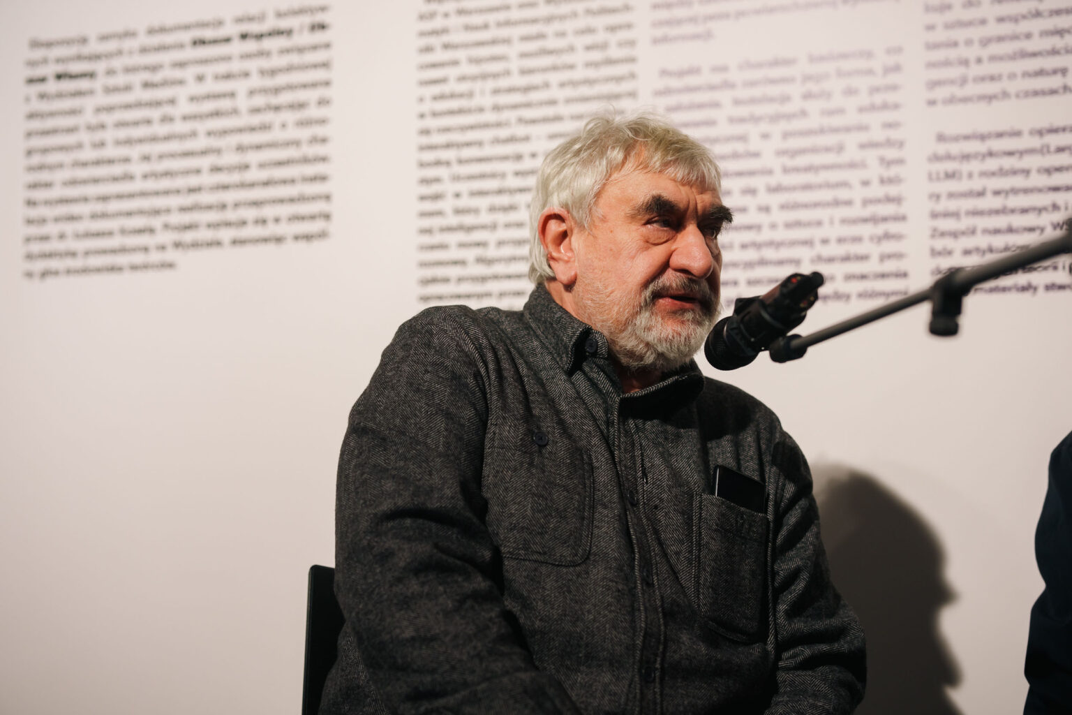 sarszy mężczyzna przy mikrofonie