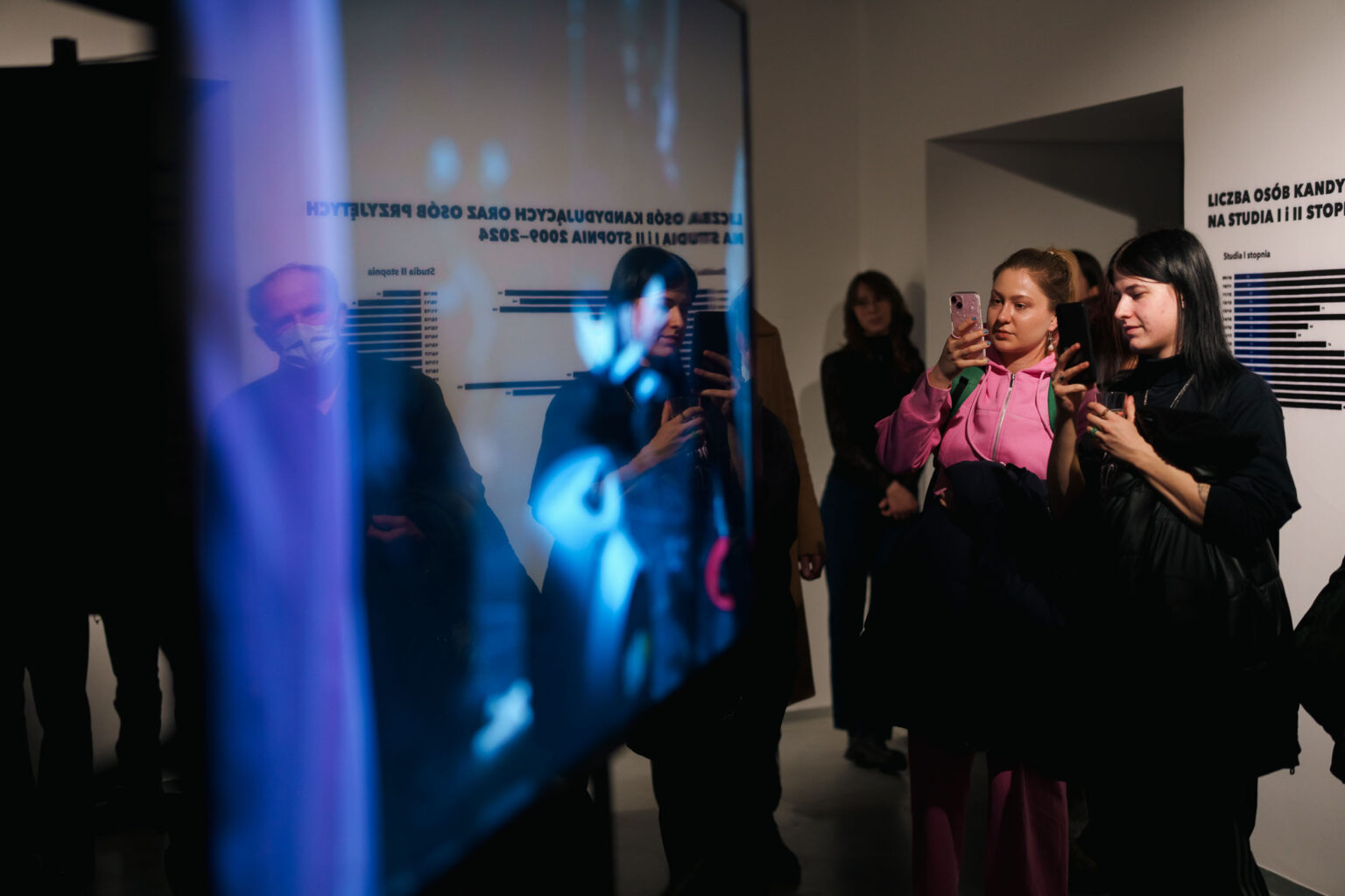 zwiedzający wystawę