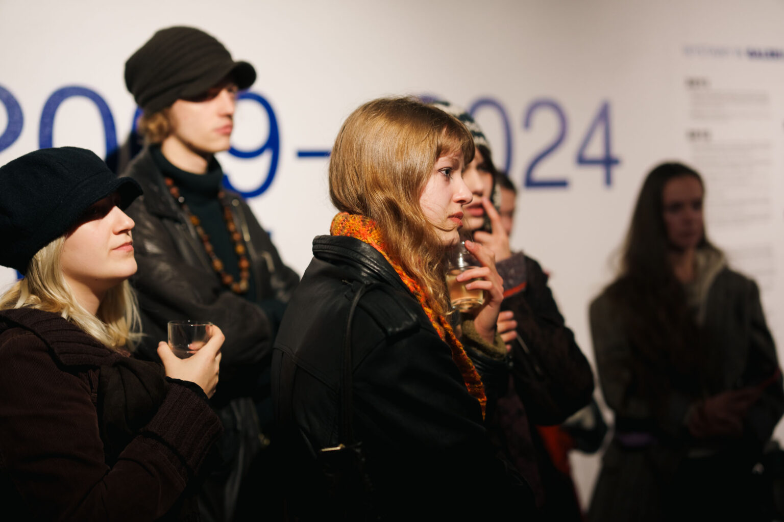 osoby zwiedzające wystawę