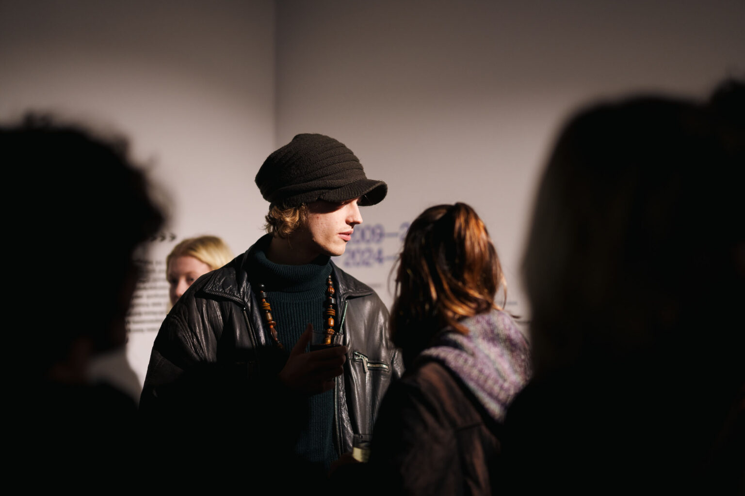 chłopak w czapce, wokół ludzie