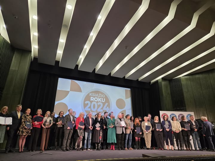 duża grupa osób na scenie