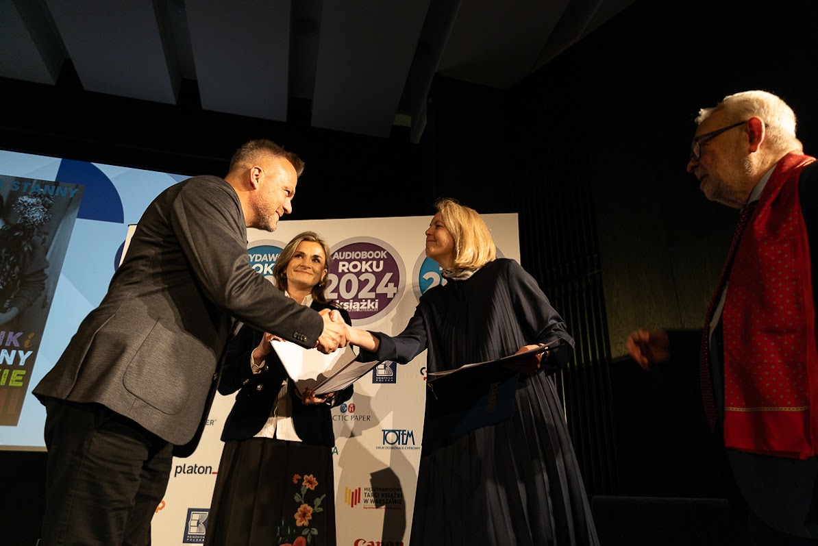 trzy osoby, mężczyzna i kobieta podają sobie ręce