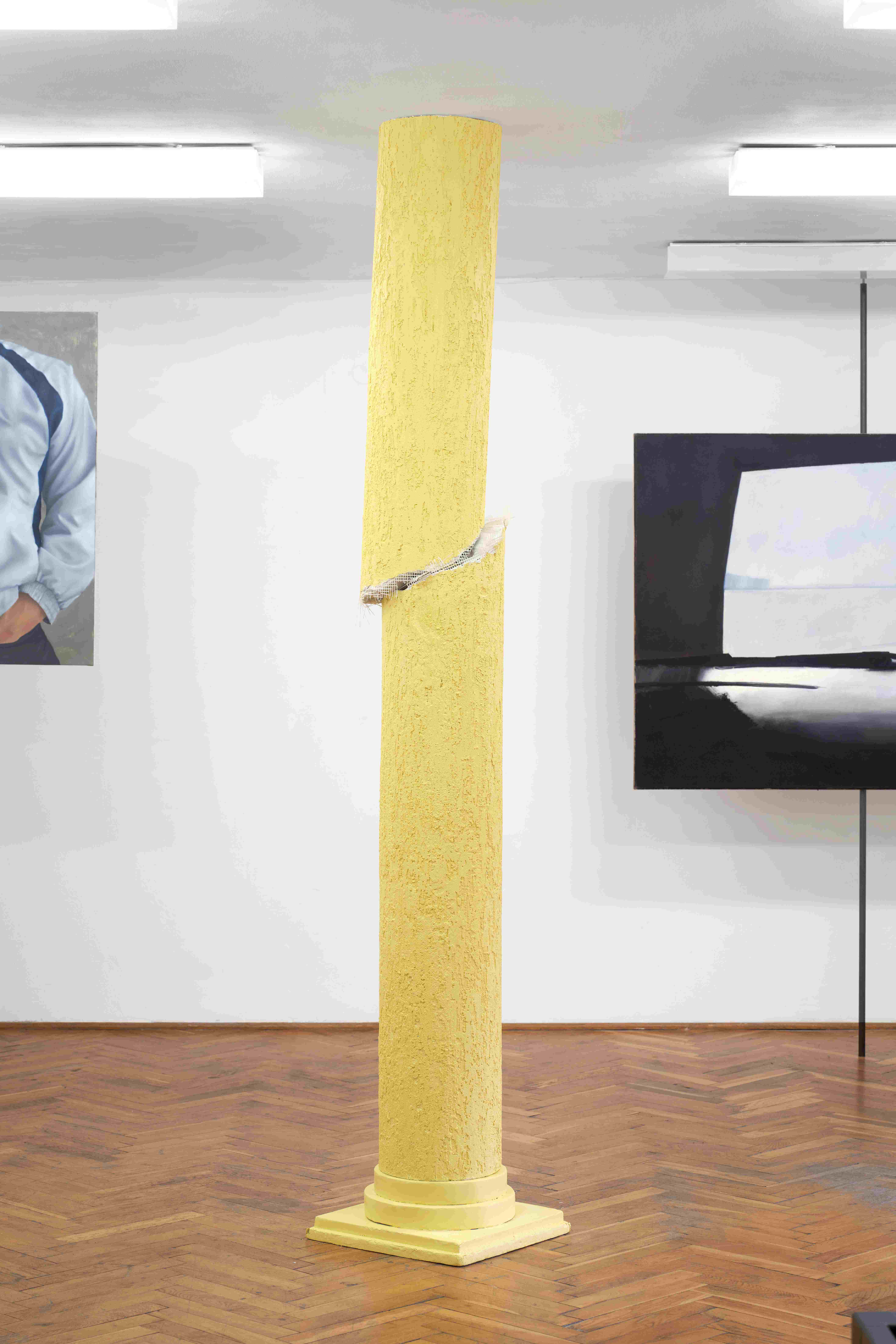 instalacja: pęknięta kolumna koloru żółtego