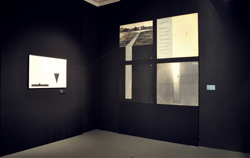 Na czarnym tle znajduje się napis białymi literami w języku polskim i angielskim: “Możliwość rzeźby. Pracownia Jerzego Jarnuszkiewicza w warszawskiej Akademii Sztuk Pięknych. Scope of Sculpture. Jerzy Jarnuszkiewicz’s Studio of Sculpture at the Academy of Fine Arts in Warsaw”. Poniżej widoczna jest biała, horyzontalna cienka linia, którą przecina druga biała cienka linia w kształcie półkola.