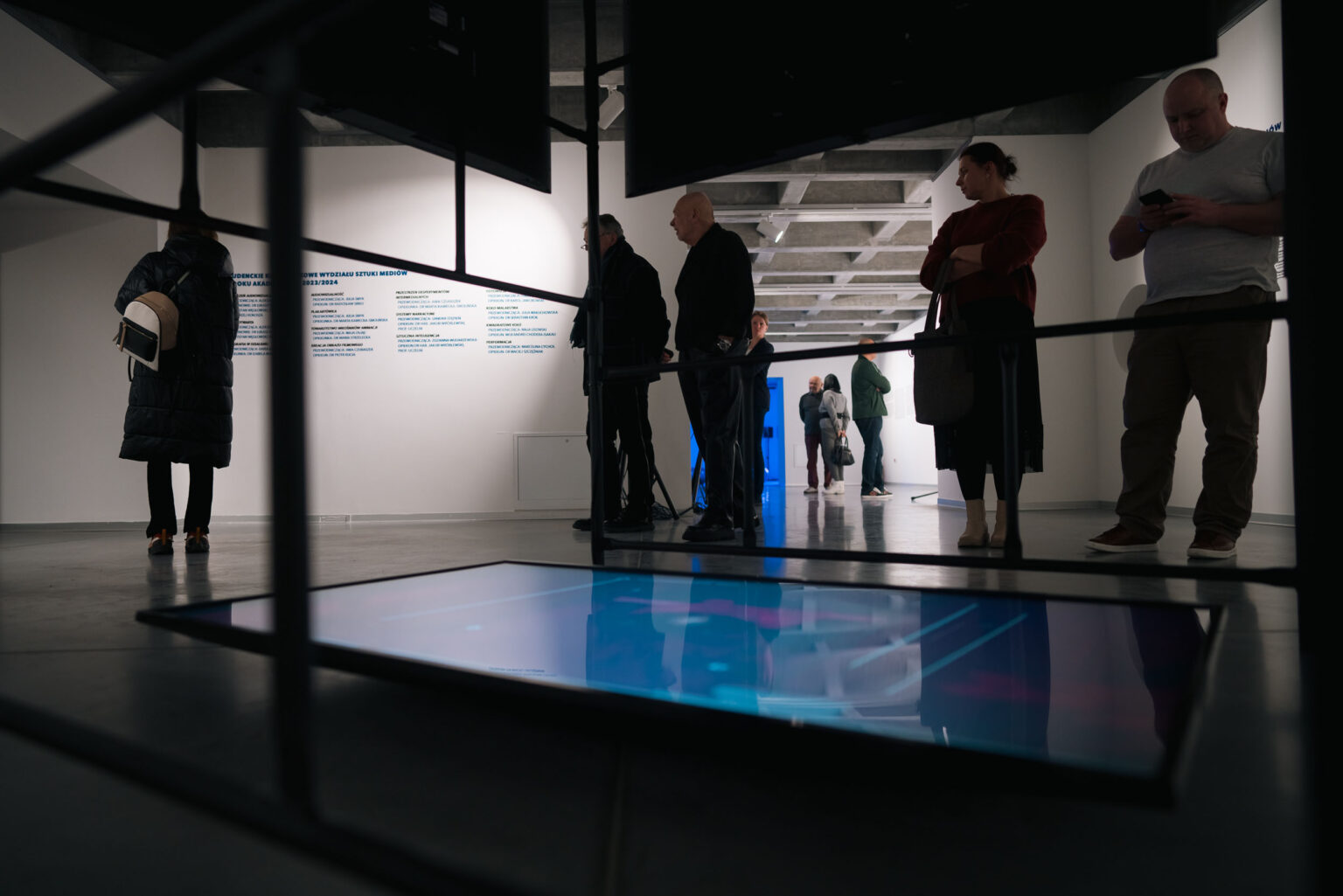 widok wystawy z dużym niebieskim elementem na podłodze