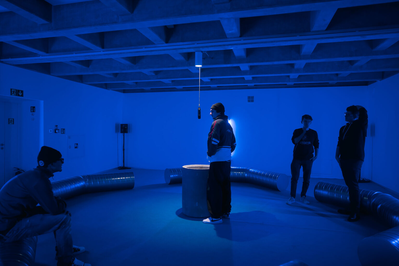 sala w galerii podświetlona na niebiesko