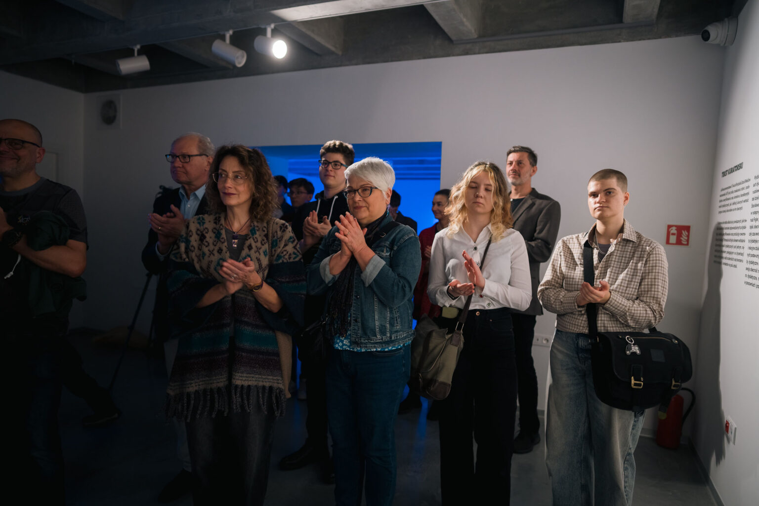 zwiedzający wystawę bij brawo