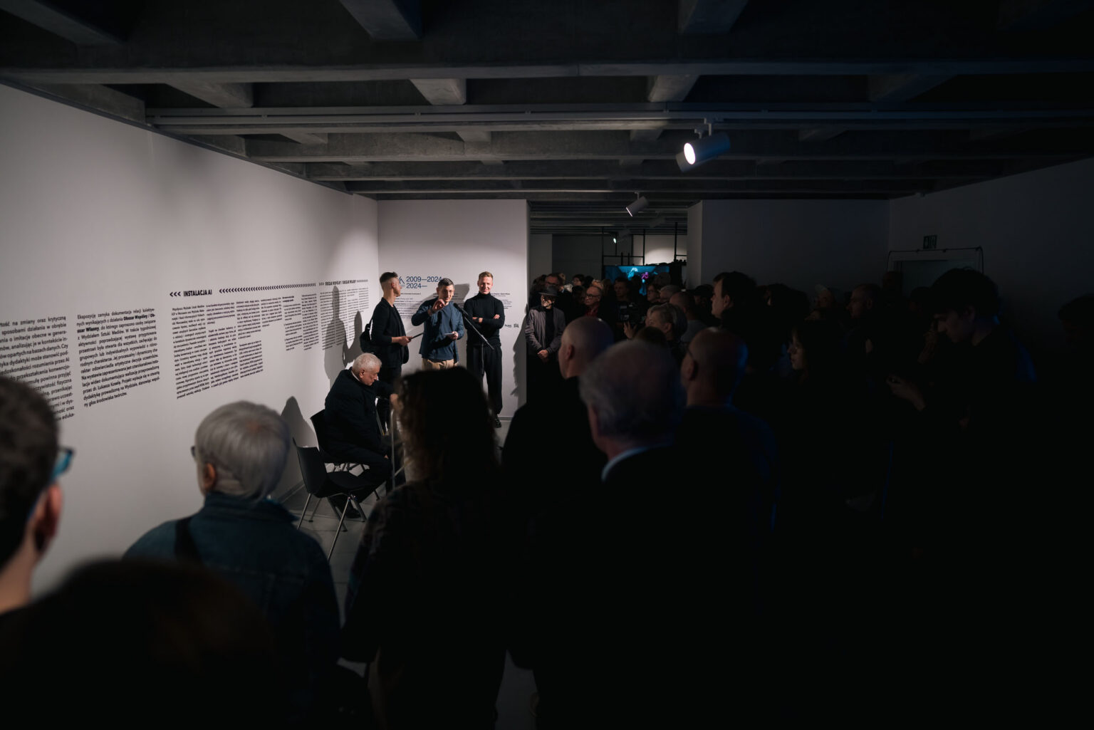 duża grupa ludzi w galerii