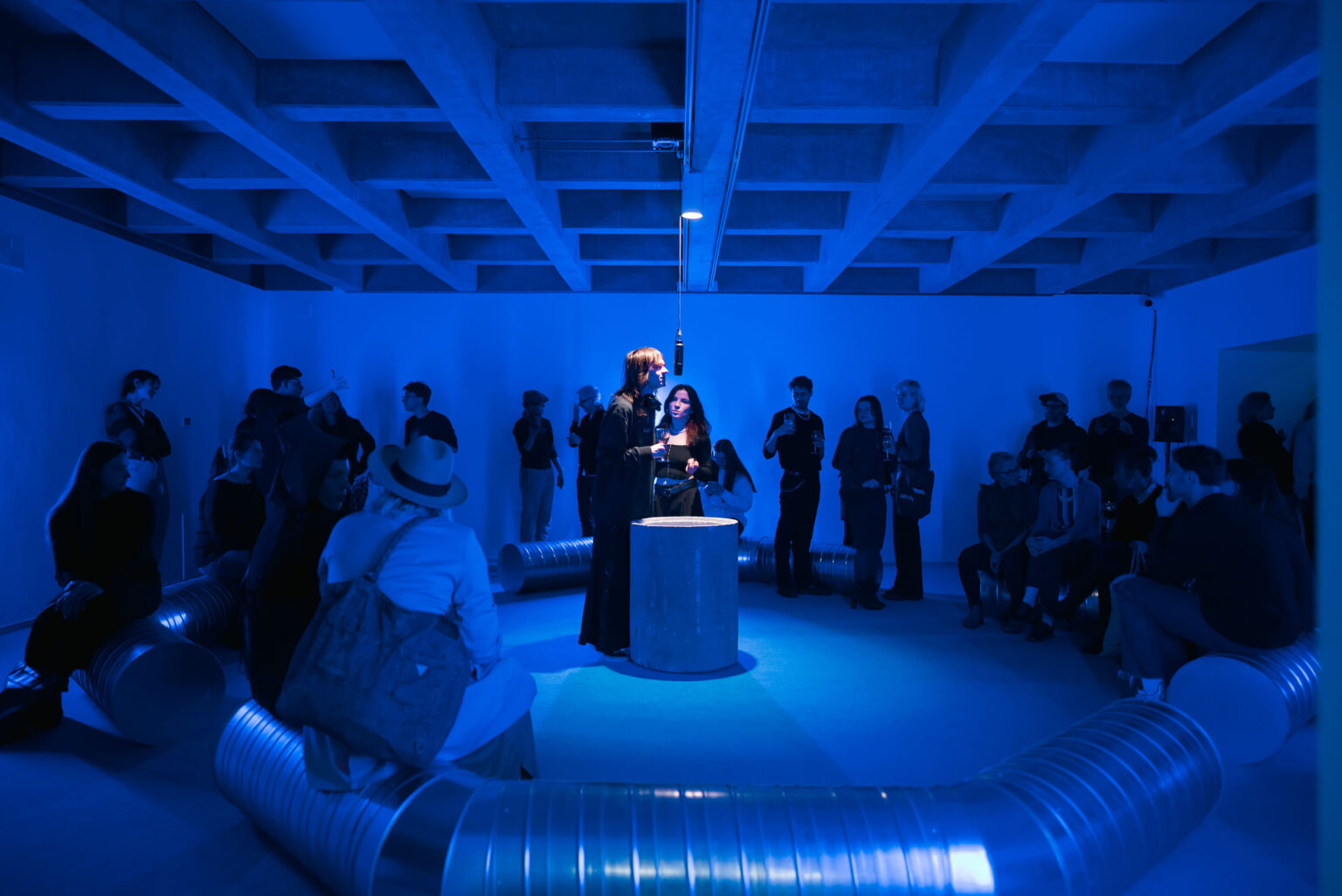 sala w galerii podświetlona na niebiesko