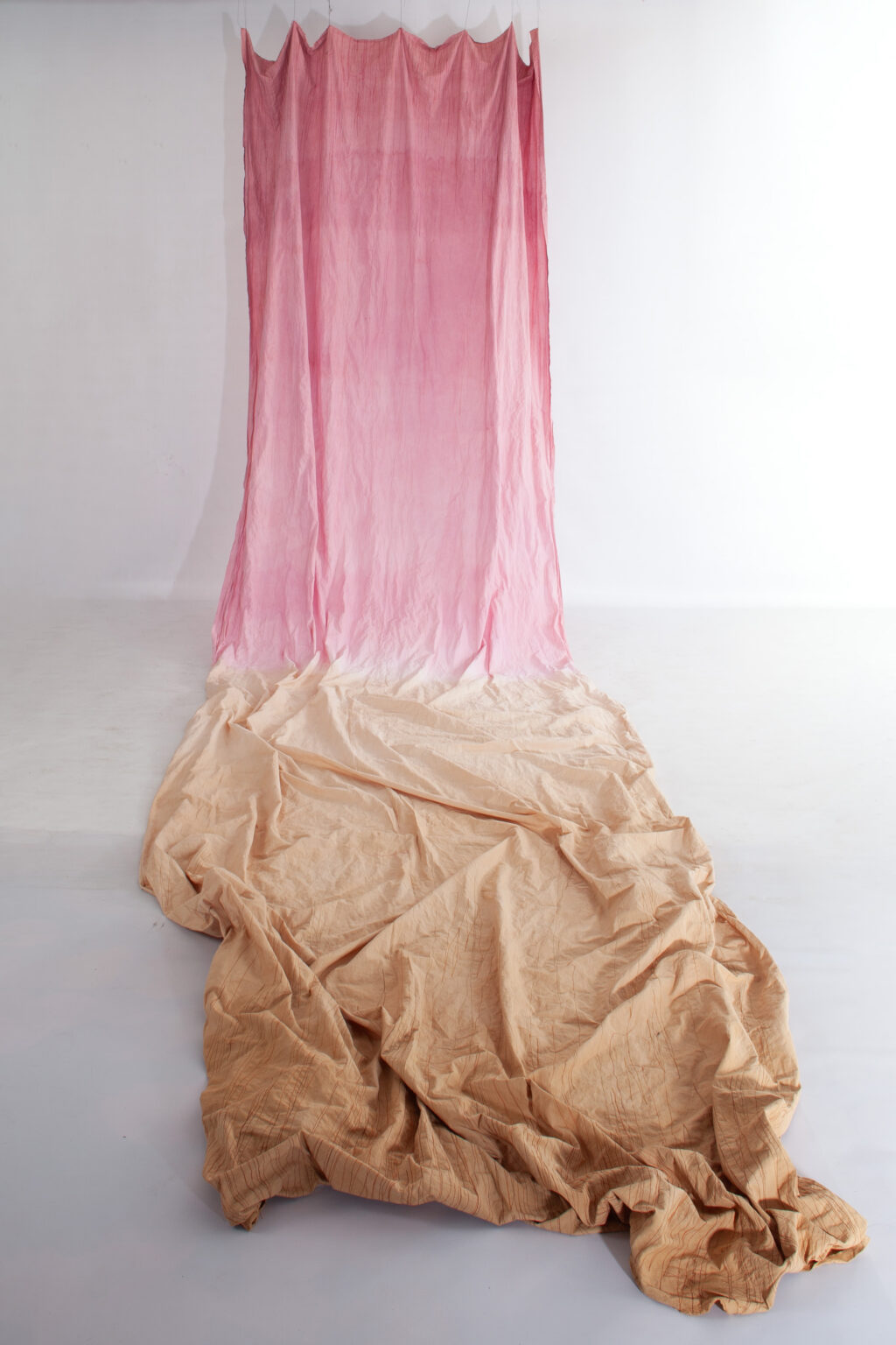 tkanina jak rzeźba na białym tle