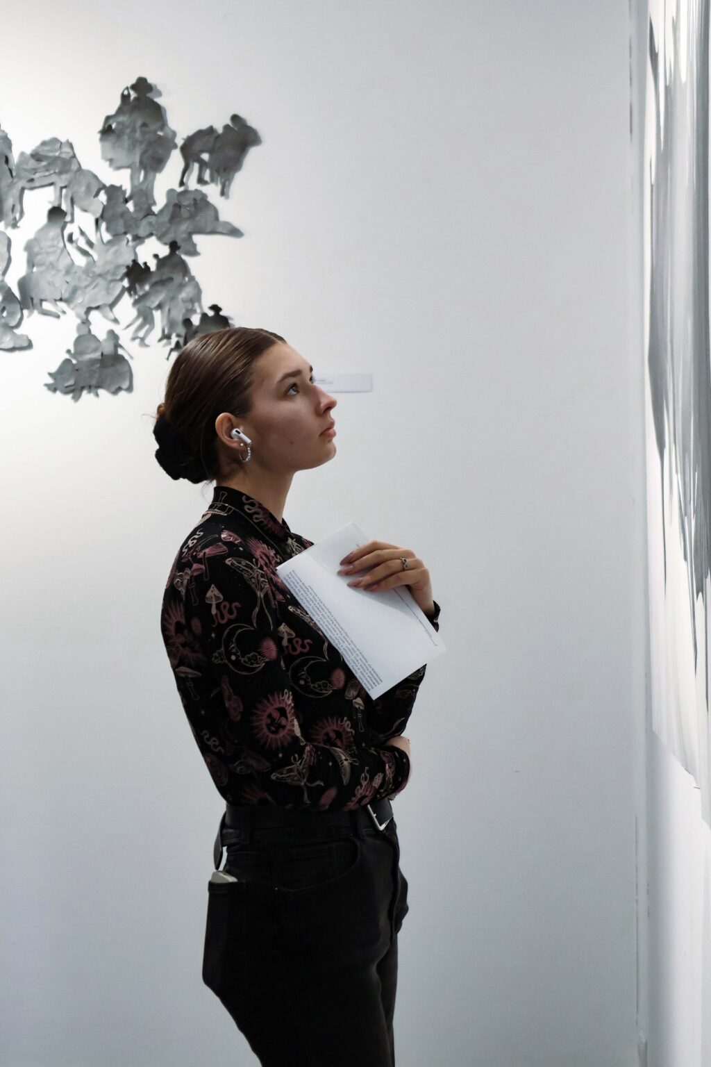 młoda kobieta przygląda się rysunkowi